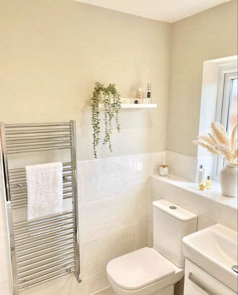 Egyptian Cotton Bathroom Ideas, Small Ensuite Inspiration, Small Cream Bathroom Ideas, Beige Bathroom Inspiration, Beige Shower Room, Small Family Bathroom Ideas Uk, Neutral Bathroom Ideas Earth Tones Tile, Cottage Cloakroom, Pale Bathroom