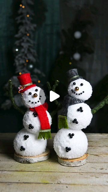 DIY Studio - Wohnen & Garten on Instagram: "Der erste Schnee lässt sicher noch ein wenig auf sich warten, dennoch haben wir heute eine frostige Dekoidee für euch, an der auch Kinder ihre wahre Freude haben werden! 

Die lustigen Schneemänner könnt ihr ganz leicht selber nachmachen und sie zaubern garantiert hedem ein Lächeln ins Gesicht 😁

Was ihr braucht:
- Styropor Kugeln 
- Sprühkleber und Kunstschnee 
- Holzscheibe 
- Perlkopfnadeln 10mm und 6mm
- Filzband
- Steckdraht und Zahnstocher 

Viel Spaß damit 💚 
•
•
•
#weihnachtsdeko 
#adventszeit #floristik24 #winterwonderland #christmastime #wohnenunddekorieren #bastelnmitkindern #homedecor #houseandgarden #decoinspiration #winterdeko #xmasdecor #dekoliebe #schöneszuhause" Diy Studio, November 1, Advent, Spa, On Instagram