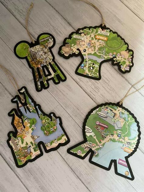 Disney Map, Casa Disney, Disney Diy Crafts, House Slide, Disney Christmas Tree, Disney Classroom, Travel Outfit Plane, Map Crafts, Disney Rooms