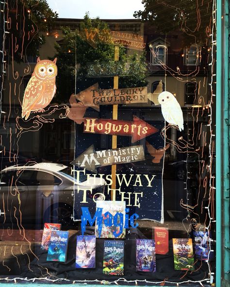 Harry Potter display window Harry Potter Display, Harry Potter Library, Halloween Window Display, Bookstore Design, Library Book Displays, Harry Potter Shop, Library Inspiration, Library Display, Festa Harry Potter