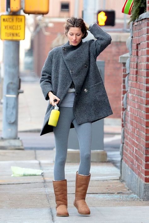 6 Ways Celebrities Are Wearing Uggs and Leggings | Who What Wear Grey Uggs Outfit, Ootd Hijab Casual Outfit Ideas, How To Wear Uggs, Uggs Outfit Winter, Cosy Winter Outfits, Outfit With Uggs, New Hijab, Ugg Boots Outfit, Winter Boots Outfits