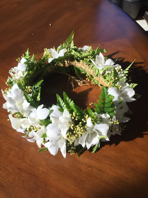 White Tropical Flower Crown, Head Leis Floral Crowns, White Haku Lei, Haku Lei Graduation, Lei Po'o Flower Crowns, Hawaiian Flower Arrangements, Hawaiian Flower Crown, Creative Graduation Gifts, Luau Wedding