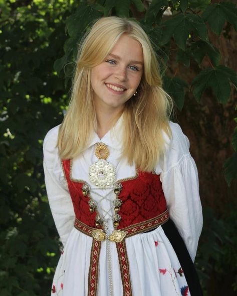 German Traditional Clothing, Swedish Aesthetic, German Traditional Dress, Danish Culture, Swedish Women, German Dress, Viking Women, German Girl, European Girls