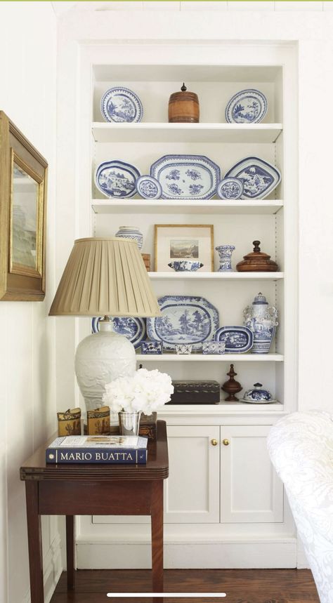 Creative Garden Decor, Chinoiserie Decorating, Blue White Decor, White Bookcase, Charming House, Blue And White Porcelain, Shelf Styling, White Decor, Interior Design Inspiration