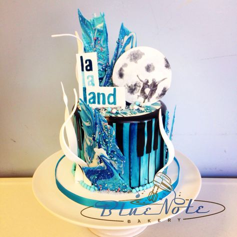 Lala Land in blue. Lala Land, Fresh Flower Cake, Quince Ideas, 17th Birthday, Best Candles, Flower Cake, Quince, How To Make Cake, Birthday Cakes