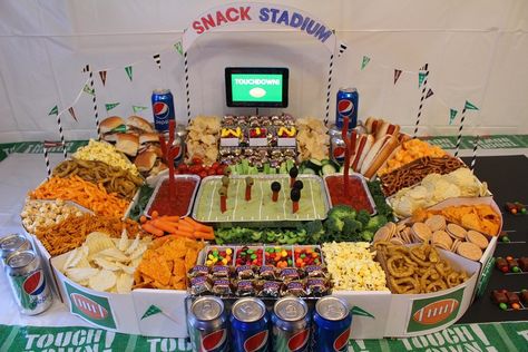 This is another amazing stadium. It was built out of cardboard as well as spice racks for the stairs. Genius. Super Bowl Snack Stadium, Snack Stadium, Easy Super Bowl, Football Party Foods, Healthy Superbowl, Healthy Superbowl Snacks, Bowl Party Food, Super Snacks, Football Snacks