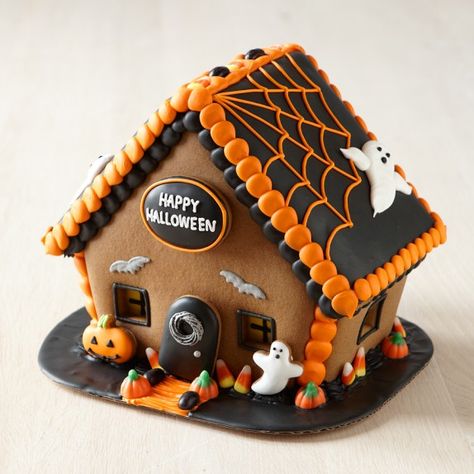 Halloween Gingerbread House Haunted Gingerbread House, Halloween Gingerbread House, Halloween Gingerbread, Biscuits Halloween, Pasteles Halloween, Postres Halloween, Dulces Halloween, Dollhouse Halloween, Halloween Decor Diy