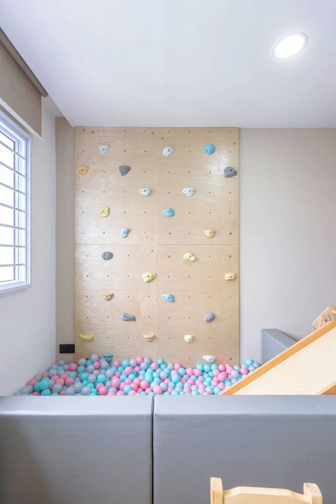 Colourful ball pit pool with a mini rock climbing panel, which's just nice for kid! Ball Pit Room, Sensory Kids Room, Indoor Monkey Bars, Kids Rock Climbing, Climbing Wall Kids, Children Playroom, Indoor Climbing Wall, Kids Ball Pit, Indoor Playroom