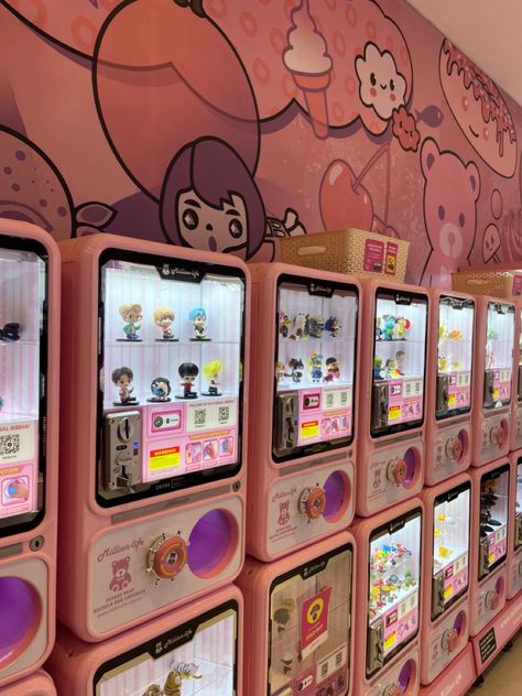 Arcade Japan, Japanese Arcade, Custom Keyboards, Boba Shop, Pixel Art Background, Claw Machine, Japanese Store, Coin Operated, Model Inspo