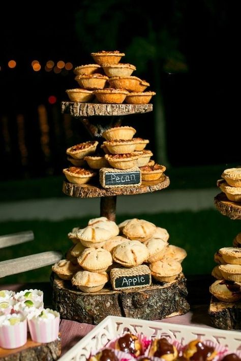 Winter Wedding Foods, Winter Wedding Desserts, Fall Wedding Food, Wedding Core, Dessert Buffet Wedding, Autumn Wedding Food, Wedding Pie, Mountains Wedding, Wedding Cake Alternatives