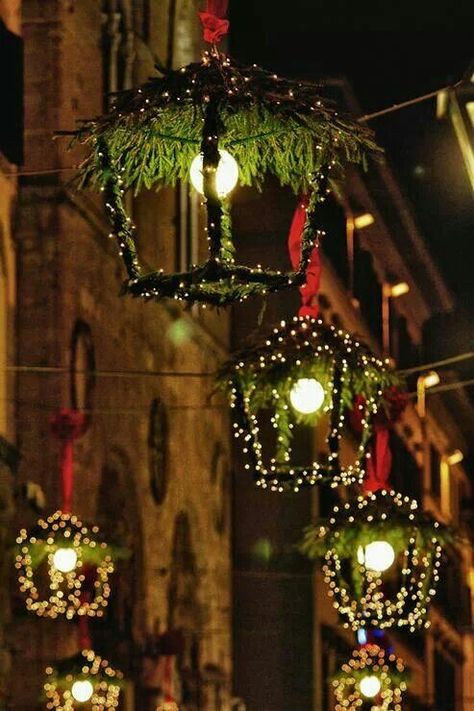 Italian Christmas Traditions, Christmas Greens, Christmas In Italy, Italian Christmas, Christmas Lanterns, Outdoor Christmas Lights, Church Design, Decorating With Christmas Lights, Noel Christmas