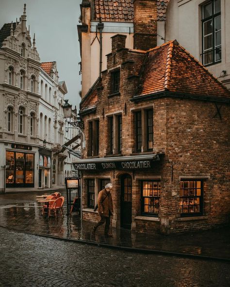 (1) Architecture & Tradition (@archi_tradition) / Twitter First Day Of Autumn, Bruges Belgium, Belgium Travel, Traditional Architecture, Autumn Cozy, City Aesthetic, Rainy Day, Europe Travel, Belgium