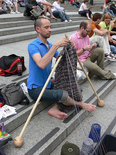 World Wide Knit in Public Day - via Studio Stella....demnächst beim Strickmarathon, achte auf die Grösse deiner Werkzeuge... Giant Knitting, Extreme Knitting, Knitting Humor, Crochet Humor, Knit Art, Knit Men, Knitted Wit, Men's Knit, Knit Or Crochet