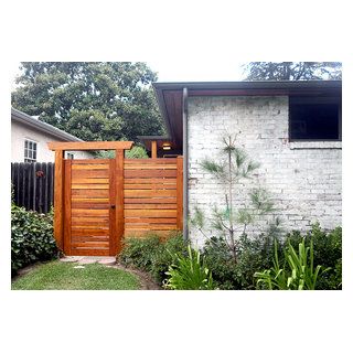 Yard Gates Ideas, Yard Gates, Gates Ideas, Fence Design Ideas, Wooden Fence Gate, Modern Outdoor Living Space, Outdoor Decorating Ideas, Yard Gate, Timber Gates