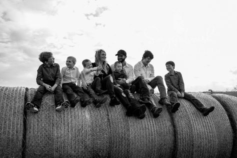 Family picture on hay bales Hay Bale Photoshoot, Extended Family Pictures, Inspiring Photography, Hay Bales, Extended Family, Family Picture, Family Pictures, Family Photography, Photography Inspiration