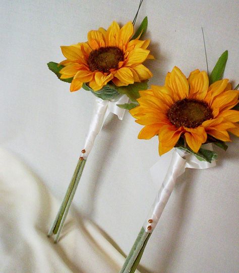 Simple Sunflower Bouquet....i would love to put blue ribbons and pearls around the stem for my bridesmaids :-) Single Flower Bridesmaid, Single Flower Bridesmaid Bouquet, Sunflower Bridesmaid, Sunflower Bridesmaid Bouquet, Rose Bridesmaid Bouquet, October Wedding Flowers, Budget Weddings, Daisy Wedding Flowers, Country Wedding Flowers