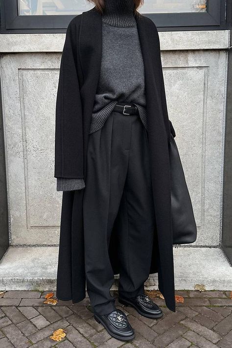 Outfit Nero, Black Coat Outfit, 일본 패션, Autumn 2024, Style Savvy, Brown Shades, Style Aesthetic, Minimal Style, Coat Outfits