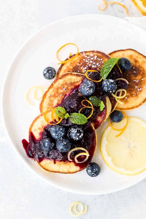 Blueberry Ricotta Pancakes, Blueberry Ricotta, Maple Syrup Glaze, Breakfast Presentation, Plating Food, Baking Breakfast, Lemon Ricotta Pancakes, Breakfast Photography, Mixer Recipes