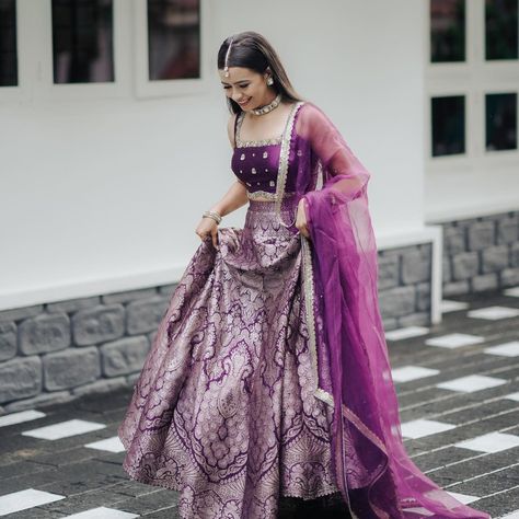 Indian Traditional Dresses For Wedding, Purple Lehenga For Engagement, Celebrity In Lehenga, Gujrati Lehenga Choli For Wedding, Best Lehenga For Sister Wedding, Outfits For Reception Indian, Lehnga Ideas For Sister Wedding, Purple Lehnga Design, Purple Banarasi Lehenga