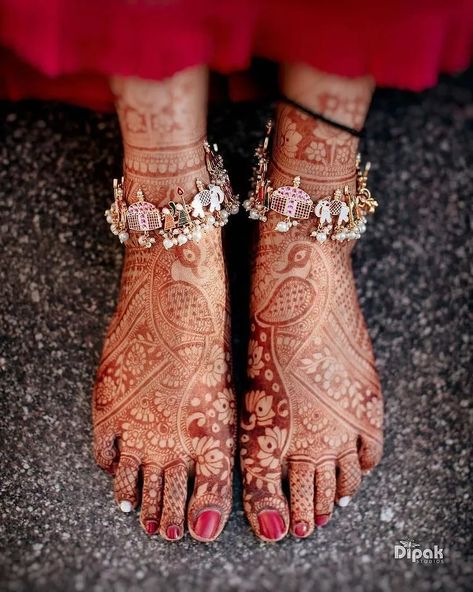 30 Latest And Striking Payal Designs For Brides To Consider Payal Silver, Payal Designs Silver, Bridal Foot Jewelry, Anklets Indian, Bridal Anklet, Wedding Jewelry Sets Bridal Jewellery, Personalized Wedding Decor, Anklet Designs, Bridal Jewellery Design