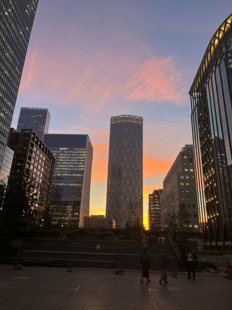 #london #citylife #canarywharf #sunset #evening #aesthetic #wallpaper Evening Aesthetic Wallpaper, Sunset London, Evening Aesthetic, Canary Wharf, City Life, Aesthetic Wallpaper, The City, London