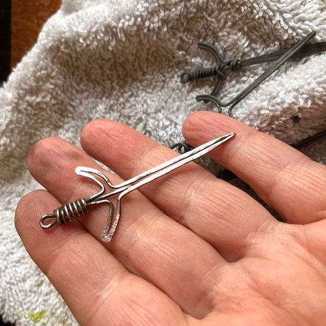 Sword Pendant Wire Wrapped Jewelry : 26 Steps (with Pictures) - Instructables Diy Jewelry Rings, Wire Wrapped Jewelry Diy, Wire Wrapped Jewelry Tutorials, Diy Collier, Jewelry Box Diy, Diy Jewelry Inspiration, Wire Jewelry Designs, Easy Diy Jewelry, Diy Wire Jewelry