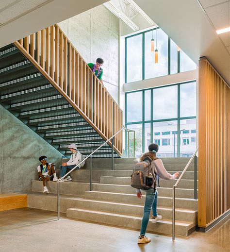 Lakeridge Middle School – Mahlum Middle School Interior Design, School Staircase, Middle School Architecture, Middle School Design, Highschool Design, Education Design Interior, Thesis Inspiration, School Planning, School Hall