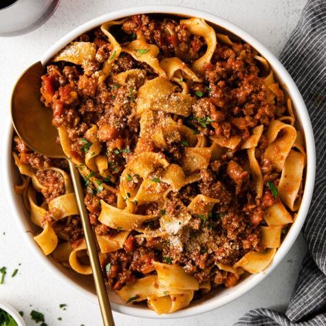 Pappardelle Pasta Recipe, Ragu Pasta, Slow Cooker Bolognese Sauce, Slow Cooker Bolognese, Ragu Bolognese, Pork Ragu, Sauce Bolognaise, Italian Sauce, Dinner Meal Prep