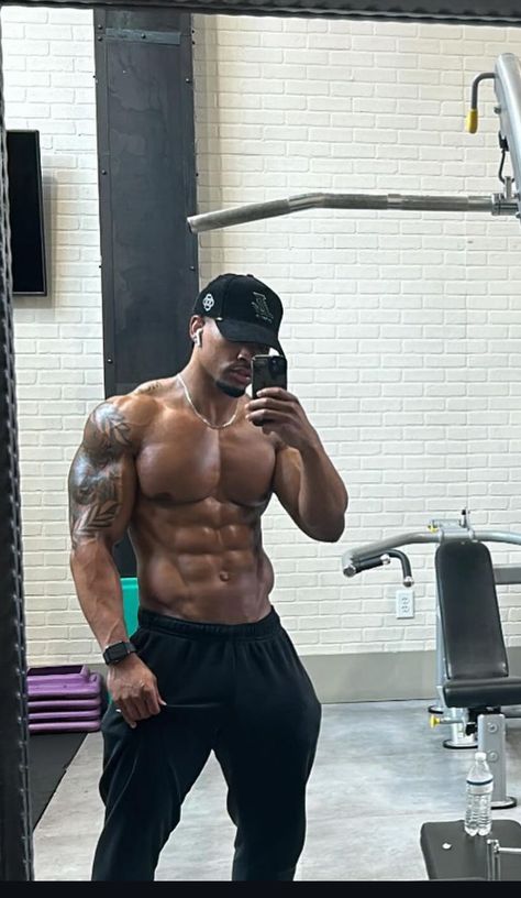 Bulk Body Men Physique, Black Bodybuilders Men, Man Faceclaim, Buff Black Men, Bulky Men, Lean Body Men, Male Bodybuilders, Boys Colored Hair, Ideal Male Body