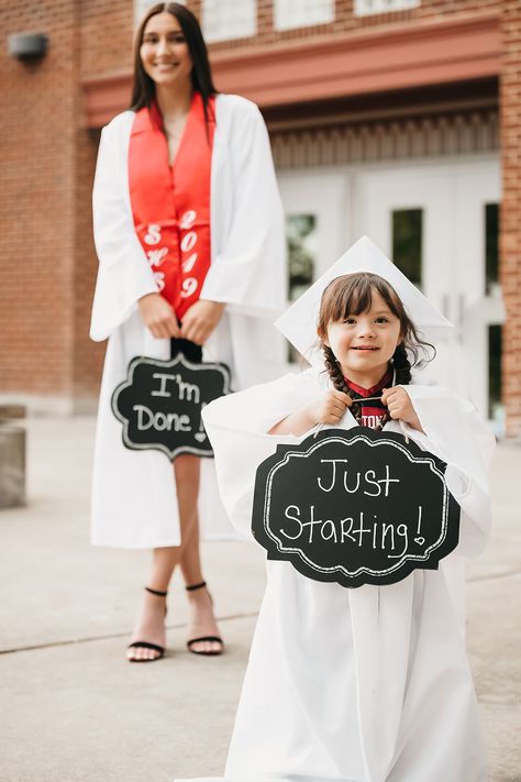 Kindergarten Graduation Photoshoot, Teacher Photoshoot, Kindergarten Cap And Gown, Cap And Gown Picture Ideas, Kindergarten Graduation Pictures, College Grad Pictures, High School Graduation Pictures, Graduation Photoshoot Ideas, Cap And Gown Photos