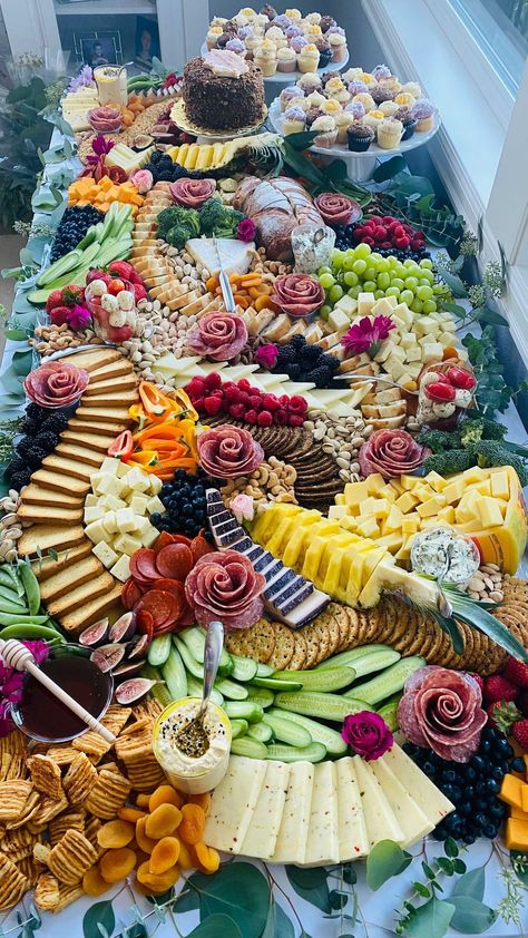 Prom Appetizers, Dinner Grazing Table Ideas, Large Grazing Table, Pretty Charcuterie Board, Party Ideas For Women, 10 Year Vow Renewal, Cupcake Platter, Charcuterie Lunch, Party Boards