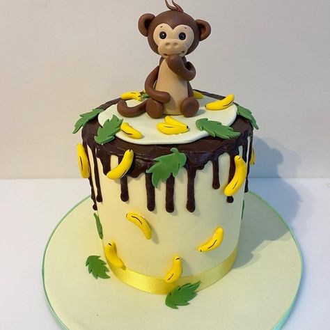 Birthday Cake For Brother, Monkey Birthday Cakes, Big Cupcake, Baby Birthday Party Theme, Monkey Cake, Jungle Cake, Monkey Birthday, Animal Cakes, Themed Birthday Cakes