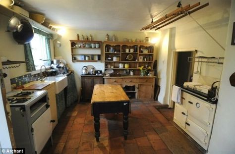 Walk around Ad Hickley and Pam McMillan's country cottage and you’ll think time has stopped in the 1940s, after they created a replica of household life during World War II. 1940 Farmhouse, 1940 House, 1940s Furniture, 1940s Home Decor, 1940s House, 1940s Kitchen, Capsule House, Basement Flat, Kitchen Pantry Cupboard