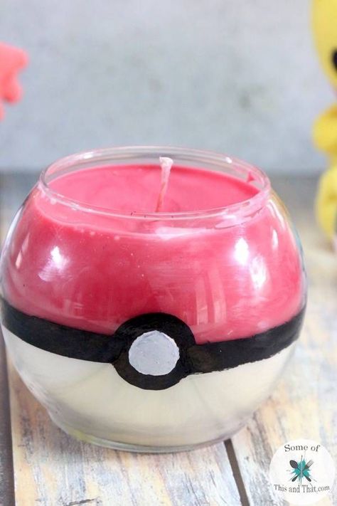 Dollar Tree Diy Gifts, Diy Pokeball, Diy Geek, Hadiah Diy, Geek Diy, Geeky Craft, Pokemon Diy, Nerd Crafts, Pokemon Craft