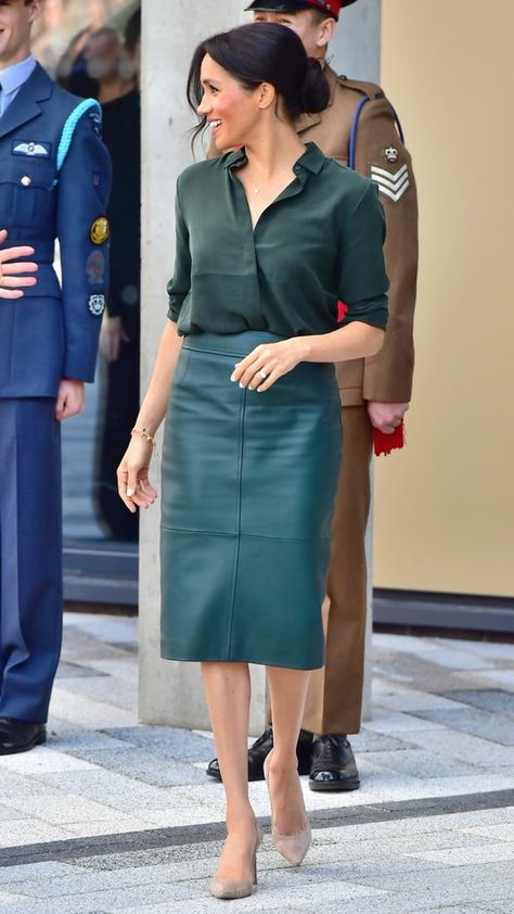 Meghan Markle's Green Hugo Boss Leather Skirt | POPSUGAR Fashion Photo 1 Green Leather Skirt Outfit, Estilo Meghan Markle, Green Leather Skirt, Leather Skirt Outfit, Kate And Meghan, Meghan Markle Style, Style Royal, Rock Outfit, Royal Look