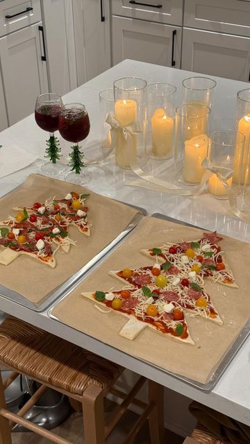 Christmas Shaped Pizza, Christmas Pizza Aesthetic, Pizza Tree Christmas, Christmas Pizza Night, Christmas Board Night, Xmas Hosting Ideas, Xmas Girls Night, Pizza And Pajamas Christmas Party, Christmas Party Vibes