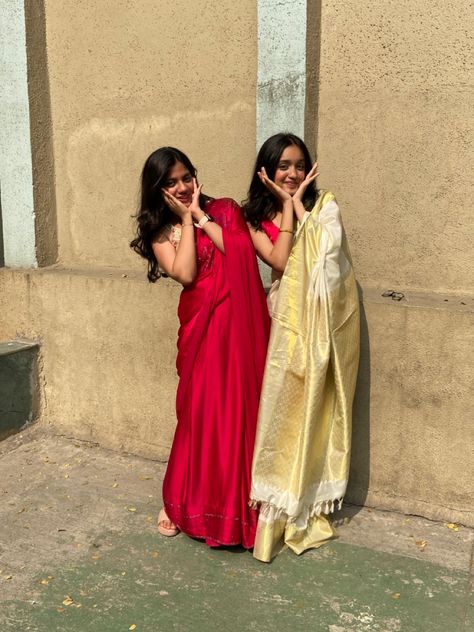 Saree Friends Photoshoot, Poses For Indian Wear, Traditional Poses With Bestie, Saree Poses With 3 Friends, Poses For Sisters In Traditional, Saree Pose With Bestie, Saree With Friends, Traditional Poses With Friends, Poses With Best Friend In Traditional