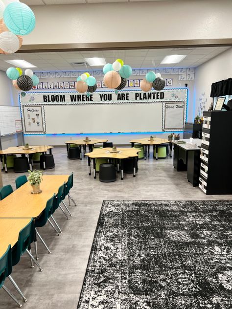 Large Classroom Setup, Minimalistic Classroom Decor, 8th Grade Classroom, High School Classroom Decor, Kindergarten Classroom Layout, Classroom Management Songs, Junior High Classroom, Classroom Seating Arrangements, Classroom Jobs Display