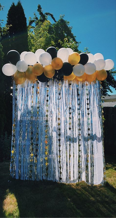 Balloon Picture Backdrop, Graduation Photo Wall Backdrop, Graduation Picture Wall, Hoco Backdrop Ideas, Diy Graduation Backdrop, Graduation Photo Backdrop, Photo Booth Wall, Diy Photo Booth Backdrop, Graduation Party Backdrops