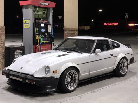 280zx finally got fender flares and CCW Classic wheels Nissan Z Series, 240z Datsun, Datsun Fairlady, Nissan Z Cars, Datsun Car, Black Audi, Japanese Sports Cars, Datsun 510, Nissan 300zx