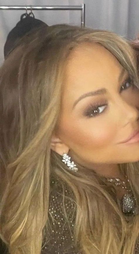 Mariah Carey Dress, Mariah Carey Pictures, Mariah Carey, Ombre Hair, Female Artists, Singer Songwriter, Long Hair Styles, Hair Styles, Hair