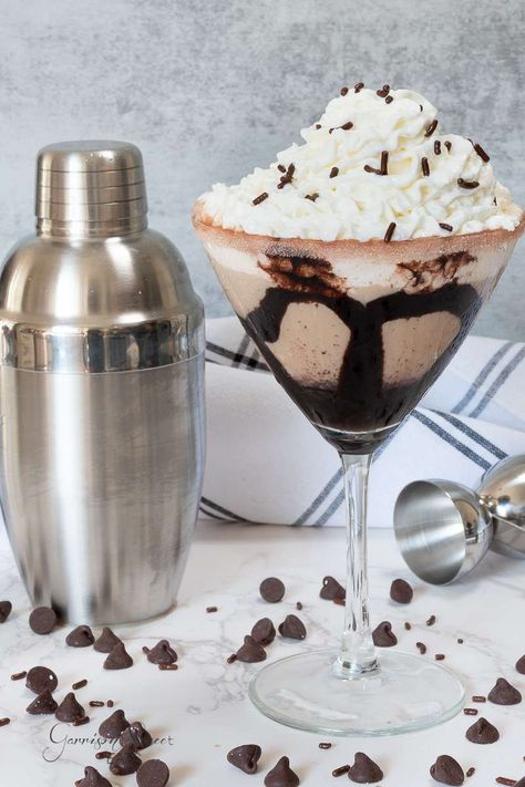 Chocolate Martini Recipe with Godiva - Garrison Street Eats Fancy Martinis, Chocolate Martini Recipe Vodka, Chocolate Martini Recipe Godiva, Chocolate Liquor Drinks, Adult Hot Chocolate Recipe, Godiva Chocolate Martini, Adult Hot Chocolate, Martini Chocolate, Dessert Martini