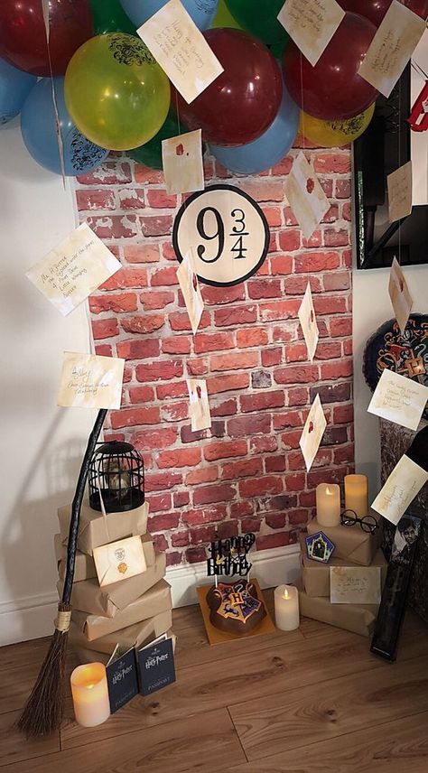 33+ Best Harry Potter Baby Shower Ideas, Decorations & Favors 12 Harry Potter Baby Shower Ideas, Harry Potter Decor Ideas, Harry Potter Theme Birthday Party, Tort Harry Potter, Harry Potter Shower, Harry Potter Party Decorations, Harry Potter Day, Hogwarts Party, Harry Potter Theme Birthday