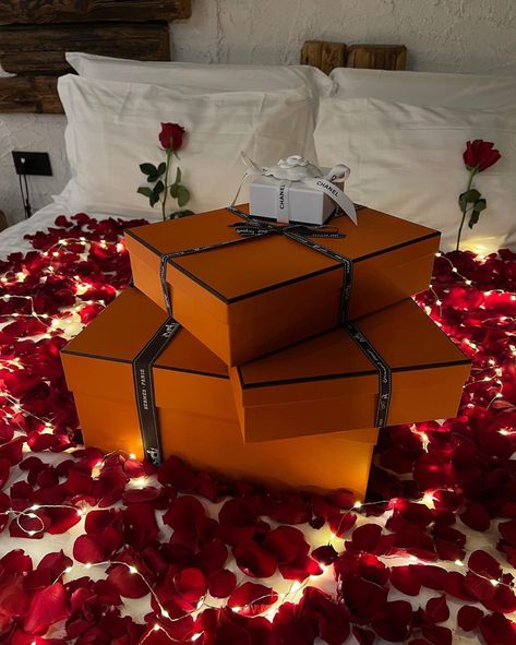 Luxury Valentines Day Gift, Spoiled Girlfriend Goals, Romantic Bedroom Decor Ideas, Spoiled Girlfriend, Romantic Bedroom Ideas, Luxury Birthday Gifts, Valentine Gift Baskets, Last Minute Gift Ideas, Romantic Bedroom Decor