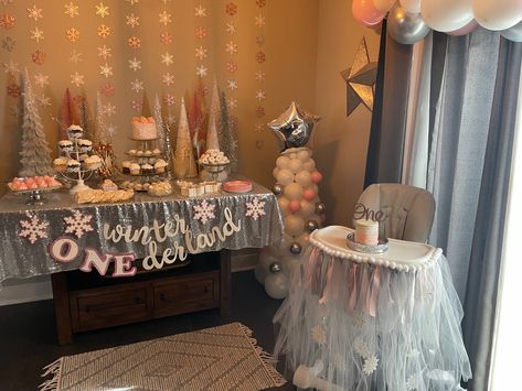 One Year Old Birthday Party Girl Winter, 1st Birthday Girl Winter, Winter Onederland Party Girl 1st Birthdays, Winter Onederland Party Decorations, Winter Onederland Party Girl, Simple First Birthday, First Birthday Winter, Birthday Twins