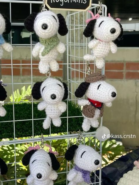 Crochet Snoopy Keychain, Crochet Snoopy, Snoopy Plush, Hello Kitty Keychain, Crochet Jumper, Crochet Design Pattern, Fun Crochet Projects, Crochet Keychain, Diy Crochet Projects