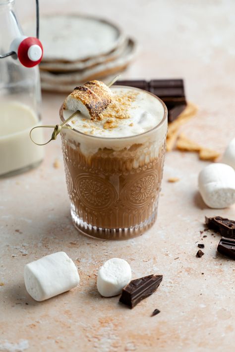 Vegan S'mores Latte - Floured Frame Smores Latte, Smores Coffee, Healthy Smores, Marshmallow Latte, Vegan Smores, Small Coffee Shop, Double Espresso, Espresso Shot, Latte Recipe