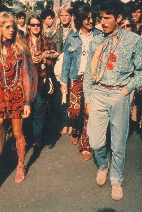 Stunning photos depicting the rebellious fashion at Woodstock, 1969 - Rare Historical Photos Woodstock Fashion, 60s Fashion Hippie, Mundo Hippie, Fashion 60s, 1960s Hippie, Pattie Boyd, 60s Hippie, Moda Hippie, Hippie Movement