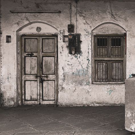 Old House India, Reels Background, Kafka Metamorphosis, Indian Background, Architecture Window, Old Architecture, Indian Doors, Indian Homes, Indian Architecture