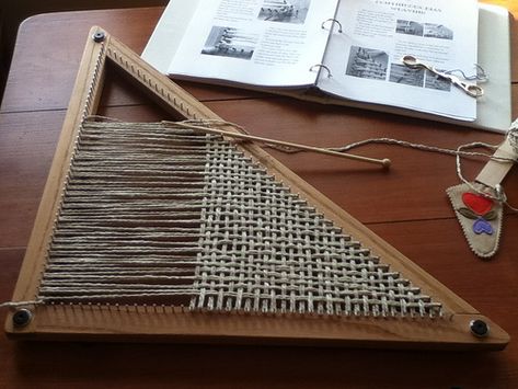 Loom Board, Power Photos, Weaving Designs, Triangle Shawls, Textile Crafts, Hive Mind, Yarn Projects, World Best Photos, Handspun Yarn